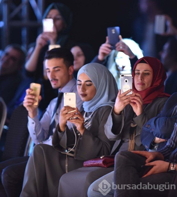 Tesettür defilesinde podyum kazası yaşandı!