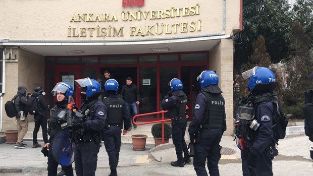 Ankara Üniversitesinde "KHK" eylemi: 11 gözaltı