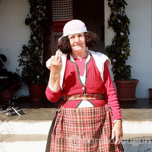 En tuhaf sergi:'Orta parmak' sergisi