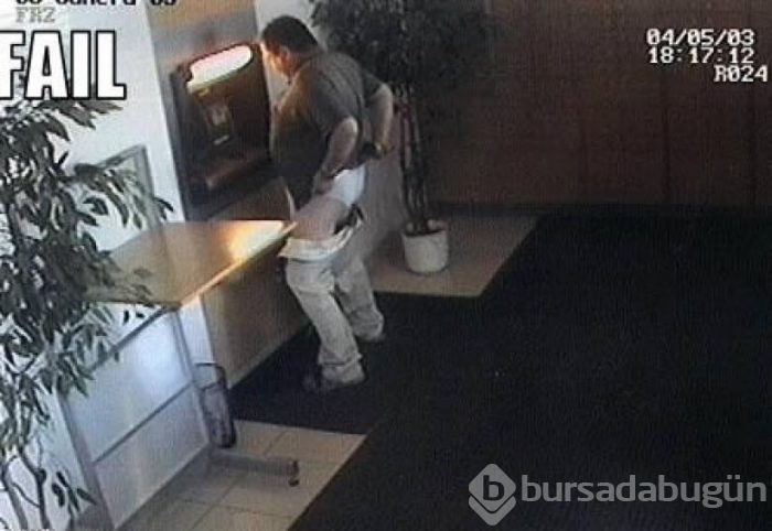 ATM'de para çekerken görüntülenen 13 enteresan tip