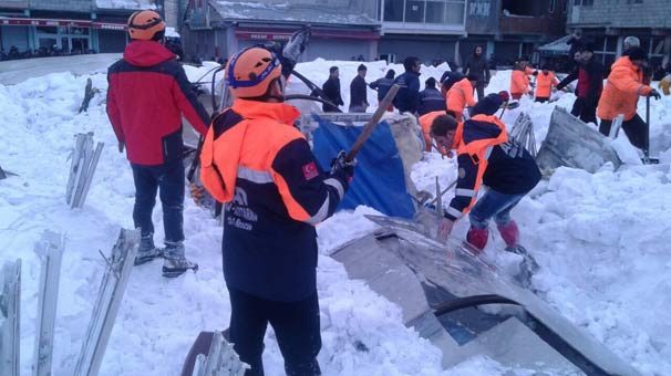 Ağrı'da sebze pazarının çatısı kardan çöktü
