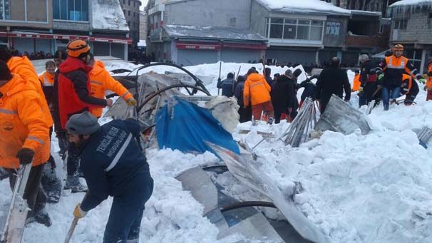 Ağrı'da sebze pazarının çatısı kardan çöktü
