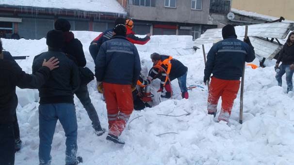 Ağrı'da sebze pazarının çatısı kardan çöktü
