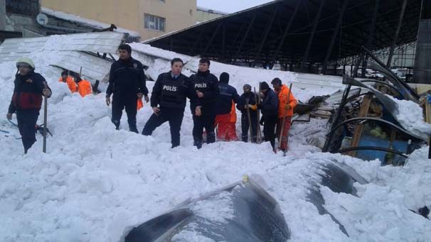Ağrı'da sebze pazarının çatısı kardan çöktü

