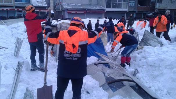 Ağrı'da sebze pazarının çatısı kardan çöktü
