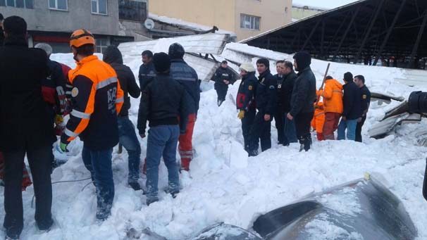 Ağrı'da sebze pazarının çatısı kardan çöktü
