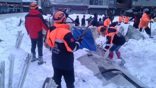 Ağrı'da sebze pazarının çatısı kardan çöktü
