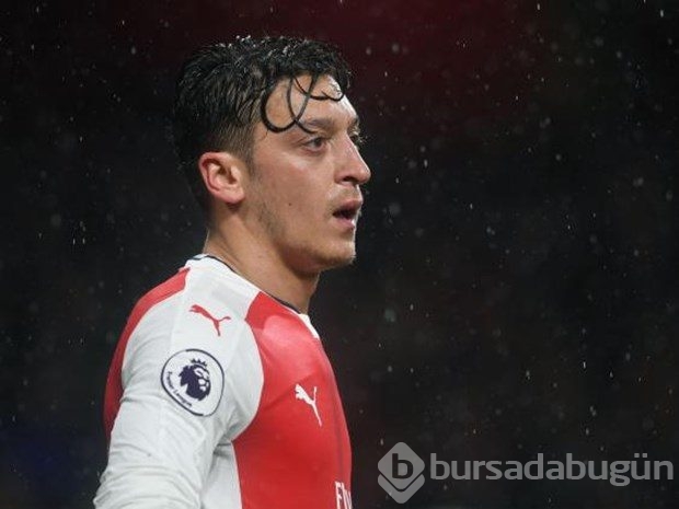 Mesut Özil ve sevgilisi Amine Gülşe akşam yemeğinde