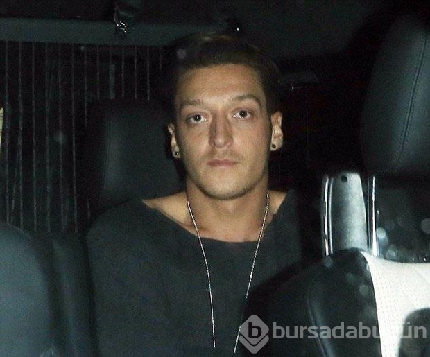 Mesut Özil ve sevgilisi Amine Gülşe akşam yemeğinde
