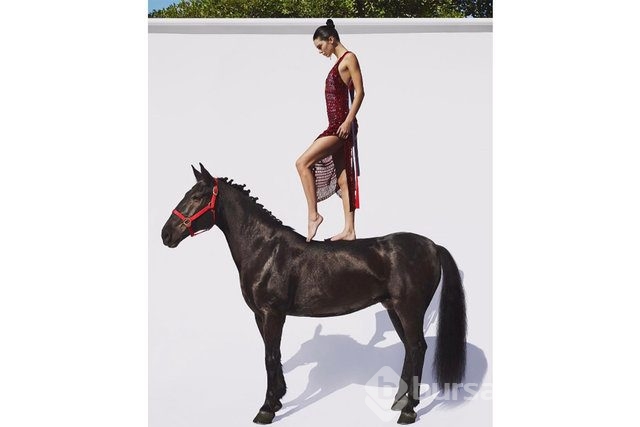 Kendall Jenner at sırtında
