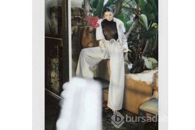 Kendall Jenner at sırtında
