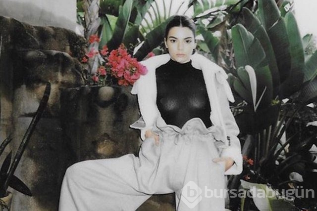 Kendall Jenner at sırtında
