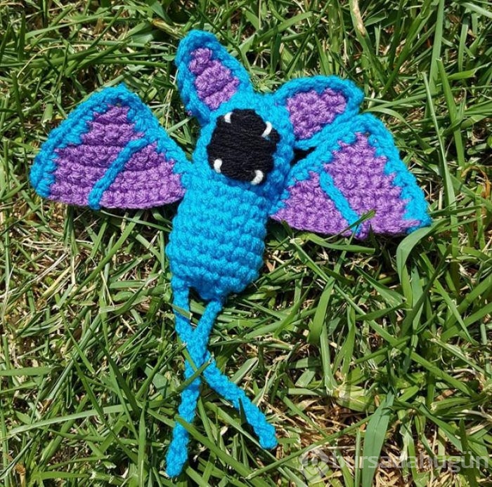 Pokemon karakterlerini örüp sokağa bırakıyor