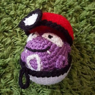 Pokemon karakterlerini örüp sokağa bırakıyor
