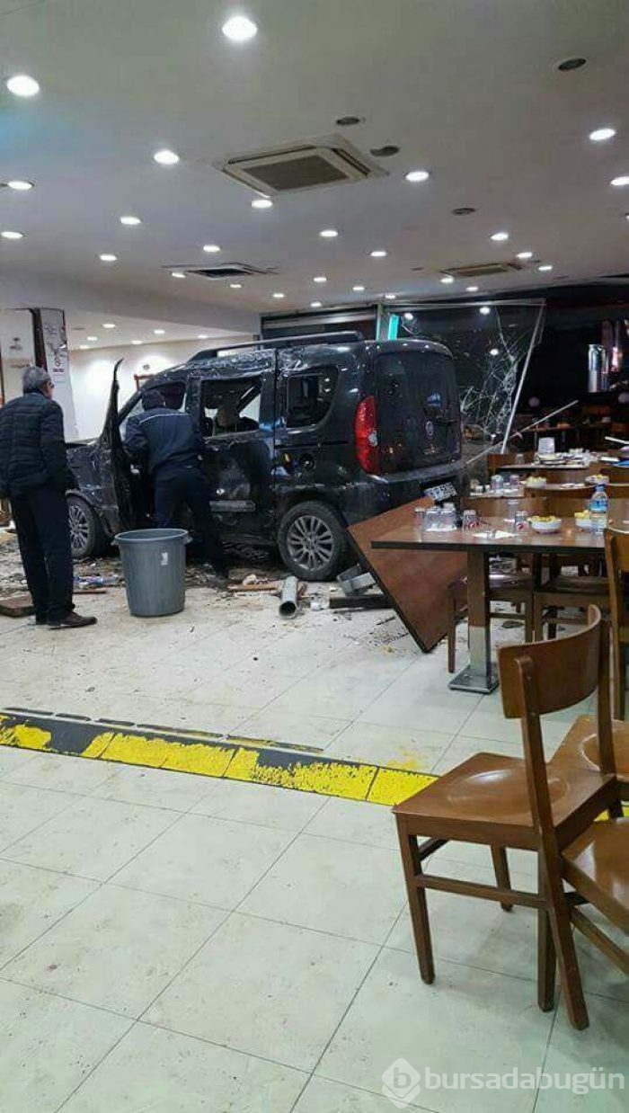 Bursa'da feci kaza! Köfteci Yusuf'a araç daldı	