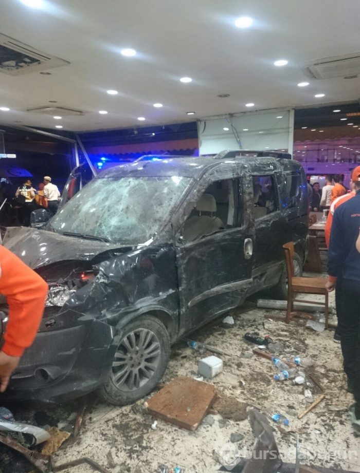 Bursa'da feci kaza! Köfteci Yusuf'a araç daldı	