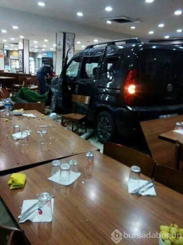 Bursa'da feci kaza! Köfteci Yusuf'a araç daldı	