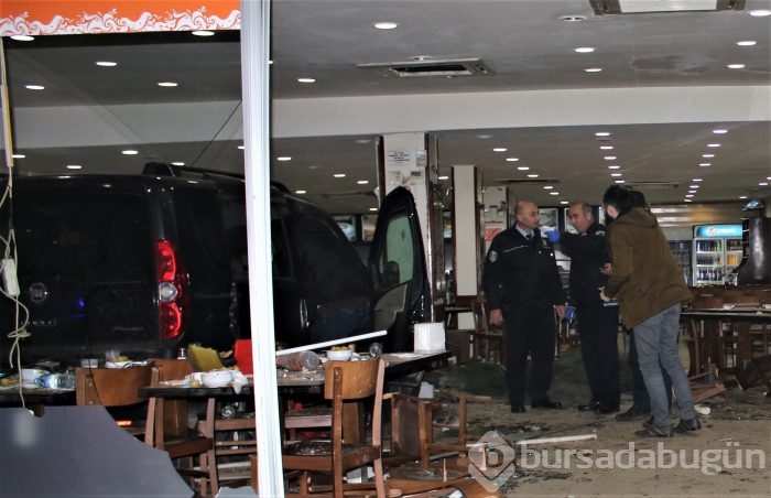 Bursa'da feci kaza! Köfteci Yusuf'a araç daldı	