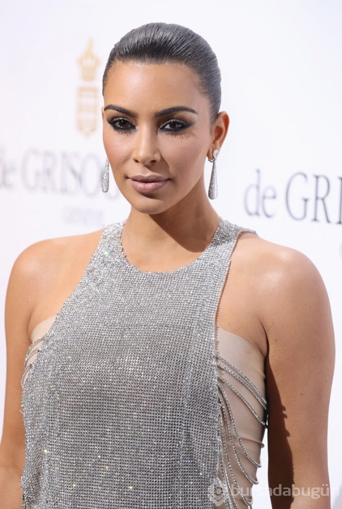 Kim Kardashian bu odada soyuldu!
