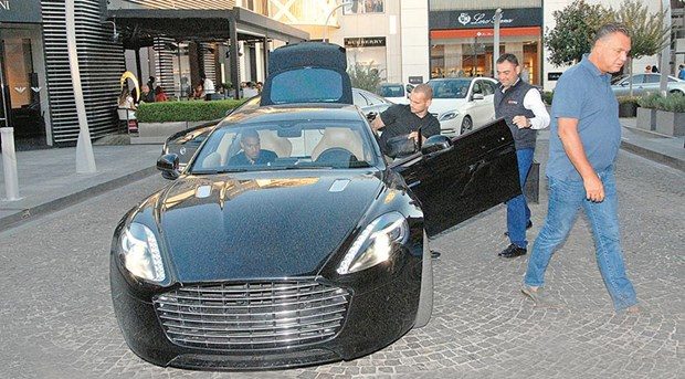 Ünlüler ve lüks otomobilleri