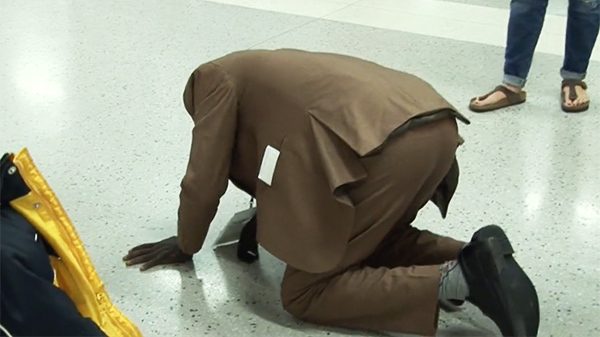 Havalimanında ailesini görünce ayakta durmakta zorlandı...