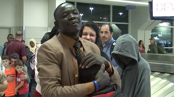Havalimanında ailesini görünce ayakta durmakta zorlandı...