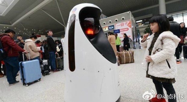 Çin'de 'RoboCop'lar göreve başladı
