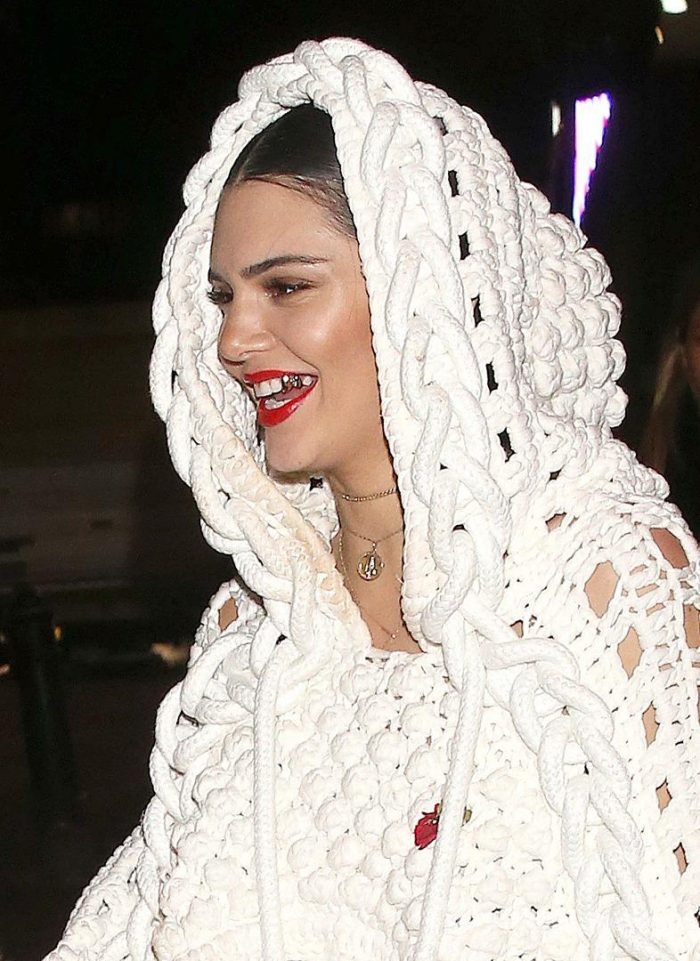 Kendall Jenner'ın altın dişleri olay oldu!