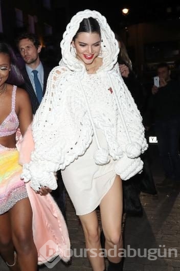 Kendall Jenner'ın altın dişleri olay oldu!