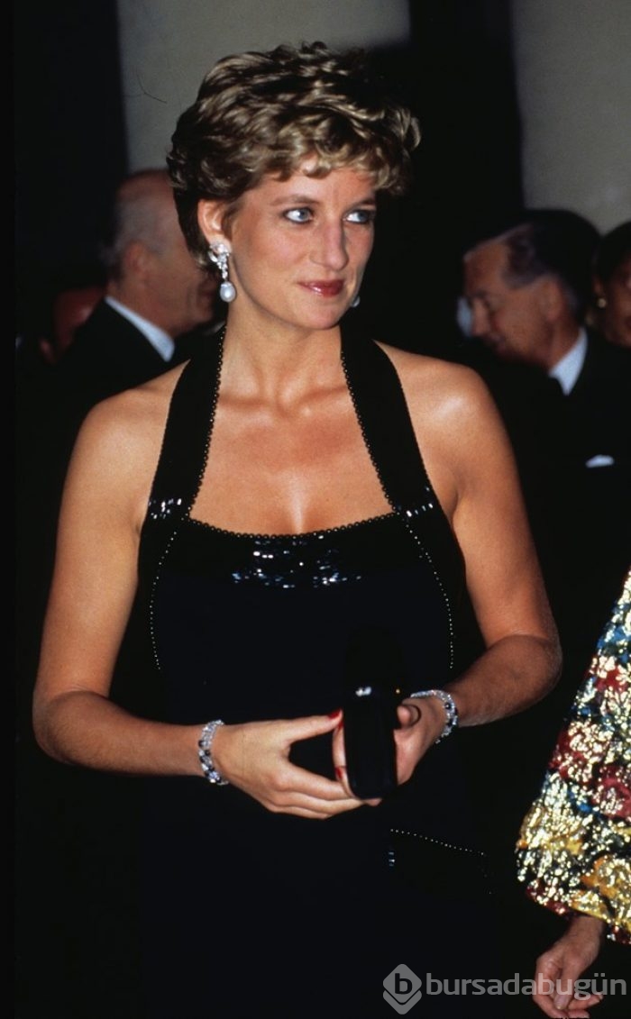 Prenses Diana'nın kıyafetleri Londra'da sergileniyor