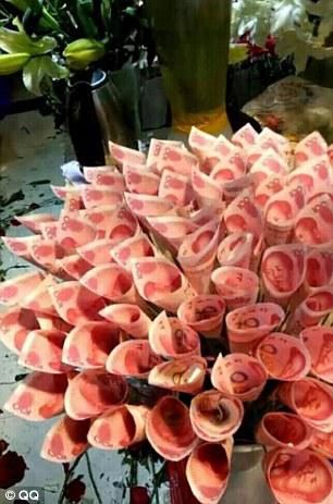 Sevgilisi için para buketi yaptırdı!