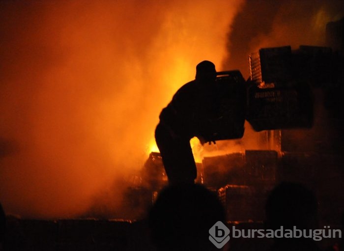 İşten atıldığı için depoyu kundakladı