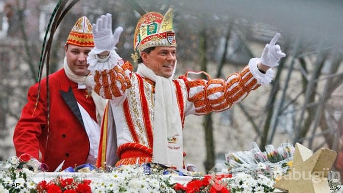 Karnavalın trendi Trump perukları