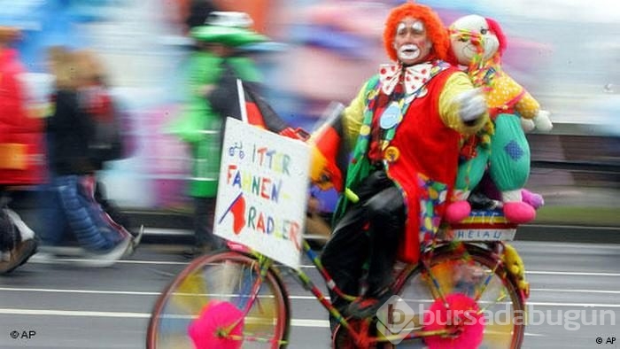 Karnavalın trendi Trump perukları