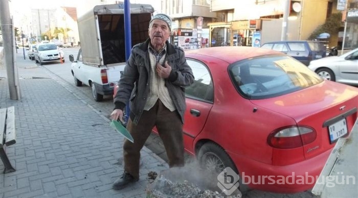 Her gün sokakları temizleyen 'çevreci dede'