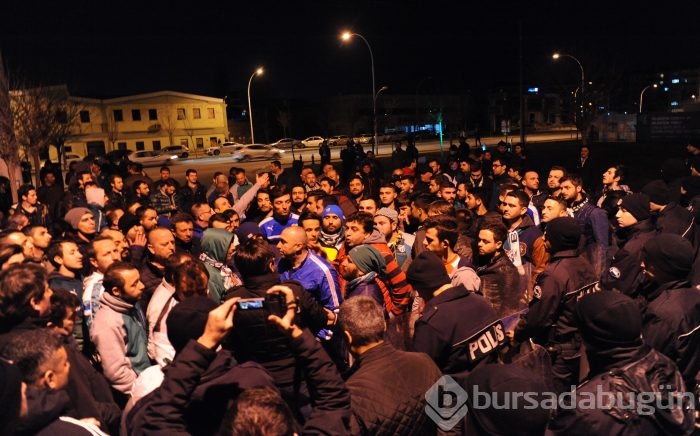 Bursasporlu taraftarlar, yönetimi protesto etti
