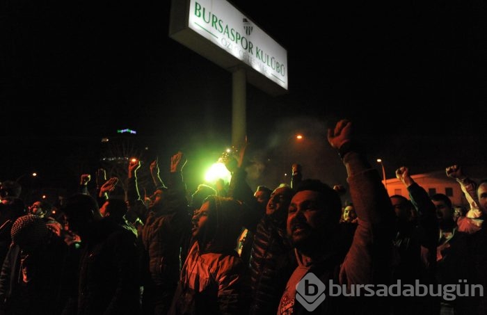 Bursasporlu taraftarlar, yönetimi protesto etti
