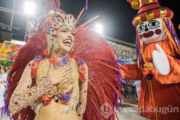 Krizlerin gölgesinde Rio Karnavalı...