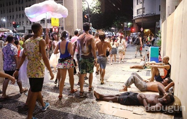 Krizlerin gölgesinde Rio Karnavalı...