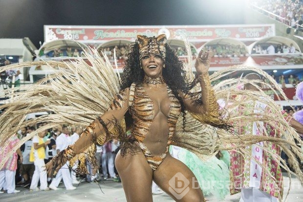 Krizlerin gölgesinde Rio Karnavalı...