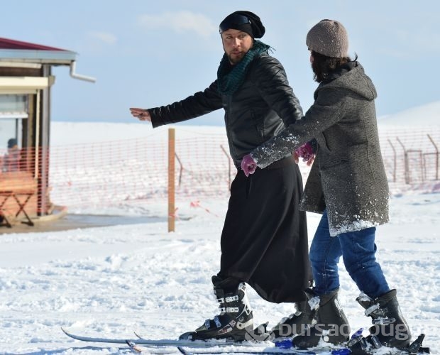 Bu çoban yazları koyun güdüyor kışları kayak yapıyor...