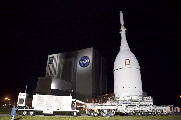 Trump'tan NASA'ya: Ay'a bir an önce gidin!