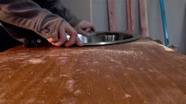 Evini sattı, çadıra yerleşti!