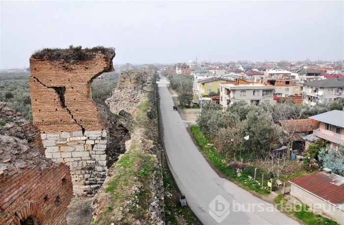 İznik'teki surlar korku saçıyor
