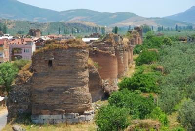 İznik'teki surlar korku saçıyor