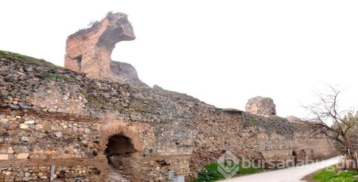 İznik'teki surlar korku saçıyor