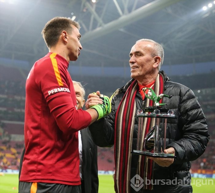 Simovic Muslera'ya plaket verdi