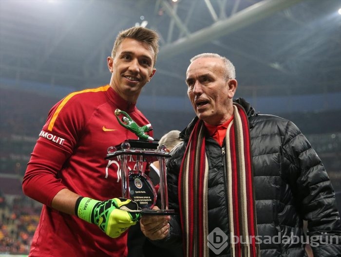 Simovic Muslera'ya plaket verdi