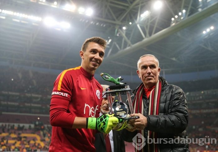 Simovic Muslera'ya plaket verdi