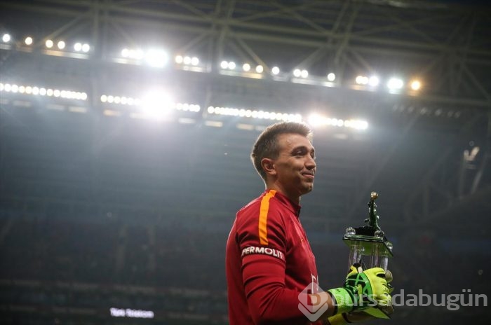 Simovic Muslera'ya plaket verdi